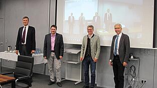 Mit einem Unterstützungsfonds in Höhe von 200 000 Euro will die Universität in den Ausbau der digitalen Lehre investieren. Ein Support-Team unterstützt die Dozenten bei Fragen rund um digitale Lehrformate. Mit einem Unterstützungsfonds in Höhe von 200 000 Euro will die Universität in den Ausbau der digitalen Lehre investieren. Ein Support-Team unterstützt die Dozenten bei Fragen rund um digitale Lehrformate.