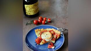 Ein gutes Glas Rotwein zur Tarte und fertig ist das perfekte Abendessen für warme Sommerabende.