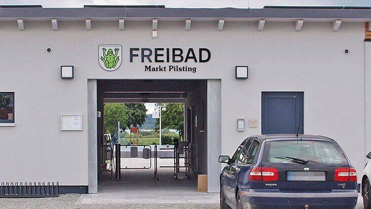 Der Eingangsbereich des Freibads mit seinem Namen, der heftige Diskussionen ausl&ouml;st&nbsp; &nbsp; &nbsp;