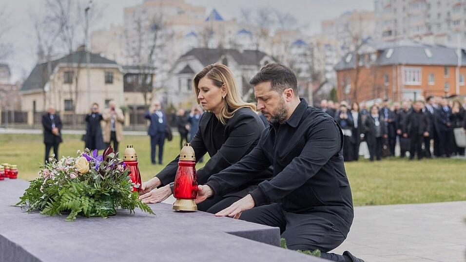 Der ukrainische Präsident Wolodymyr Selenskyj und seines Frau Olena gedenken der Opfer russischer Massaker in der Kleinstadt Butscha zu Beginn des Angriffskrieges 2022. Der ukrainische Präsident Wolodymyr Selenskyj und seines Frau Olena gedenken der Opfer russischer Massaker in der Kleinstadt Butscha zu Beginn des Angriffskrieges 2022.