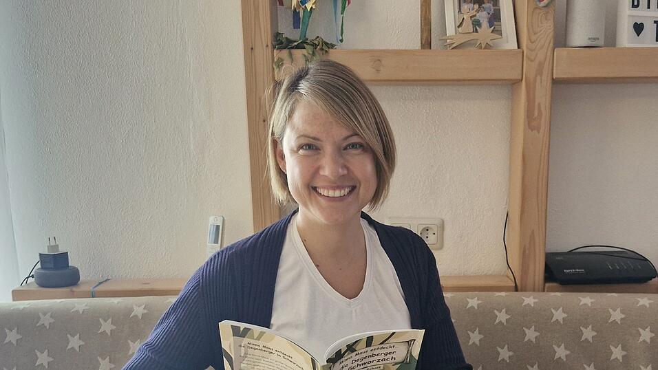Nicole Schatt h&auml;lt &bdquo;eine Herzensangelegenheit&ldquo; in H&auml;nden: Mit &bdquo;Minna Maus entdeckt ... die Degenberger in Schwarzach&ldquo; m&ouml;chte sie die Ortsgeschichte &bdquo;zu den Kindern und in die Familien bringen&ldquo;.