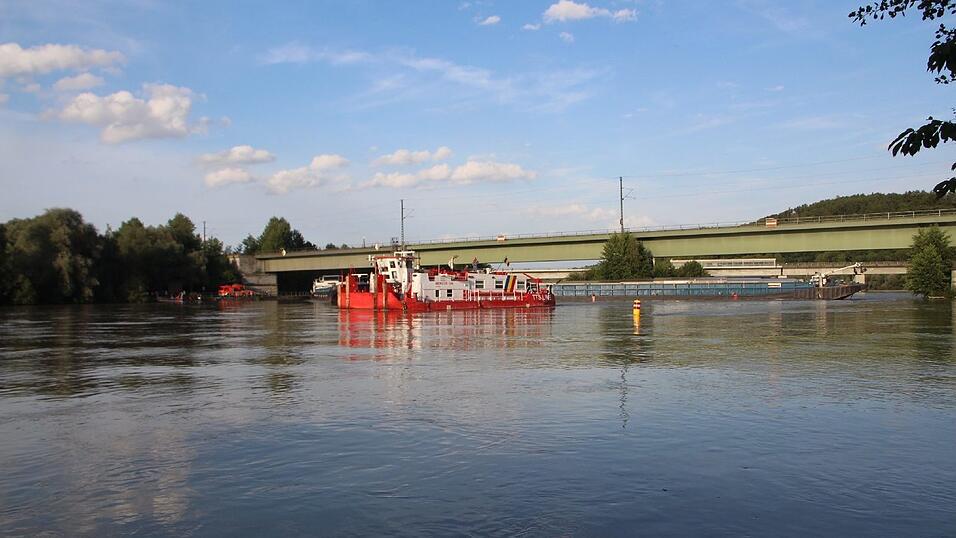 Bei Poikam im Landkreis Kelheim hat sich ein Schiff quergestellt. Bei Poikam im Landkreis Kelheim hat sich ein Schiff quergestellt.