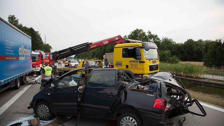 Auf der A92 bei Altdorf ist am Freitagabend ein Autofahrer in einen stehenden Lastwagen gekracht und dabei schwer verletzt worden. (Fotos: FD)
