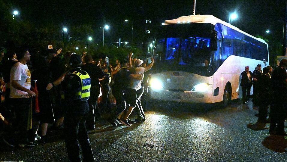 Die Abreise des iranischen Fu&szlig;ballteams vom Stadion war chaotisch.