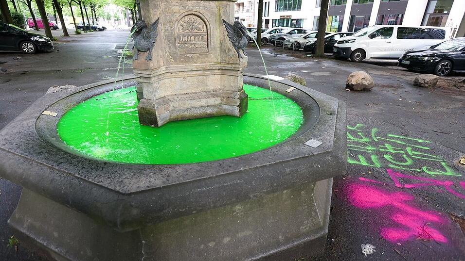 Insgesamt färbten die Aktivisten das Wasser von Brunnen in 17 Städten. Insgesamt färbten die Aktivisten das Wasser von Brunnen in 17 Städten.