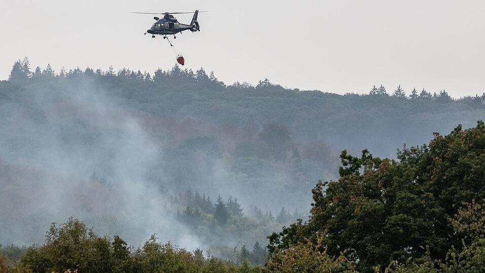 L&ouml;scharbeiten in H&uuml;rtgenwald. Die Lage hat sich leicht entspannt, die L&ouml;scharbeiten gehen aber weiter.