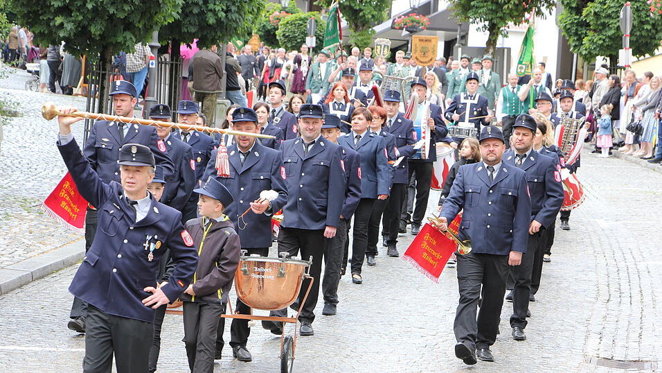Das war der Bierzelteinzug beim Bad Kötztinger Pfingstvolksfest 2025. Das war der Bierzelteinzug beim Bad Kötztinger Pfingstvolksfest 2025.