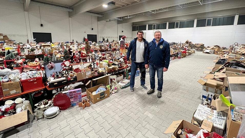 Der Weihnachtsflohmarkt findet am 22. November statt. Das Kiwanis-Team mit Präsident Christian Dummer (l.) und Schatzmeister Markus Völk zeichnet auch heuer für den Aufbau verantwortlich. Der Weihnachtsflohmarkt findet am 22. November statt. Das Kiwanis-Team mit Präsident Christian Dummer (l.) und Schatzmeister Markus Völk zeichnet auch heuer für den Aufbau verantwortlich.