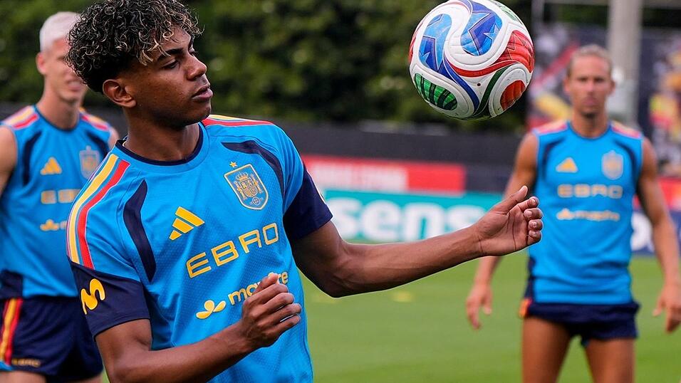 Jungstar Lamine Yamal steht gegen Kap Verde nicht in Spaniens Startelf. (Archivbild) Jungstar Lamine Yamal steht gegen Kap Verde nicht in Spaniens Startelf. (Archivbild)