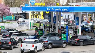 In Polen gilt vorübergehend eine gesenkte Mehrwertsteuer auf Benzin und Diesel. (Archivbild) In Polen gilt vorübergehend eine gesenkte Mehrwertsteuer auf Benzin und Diesel. (Archivbild)