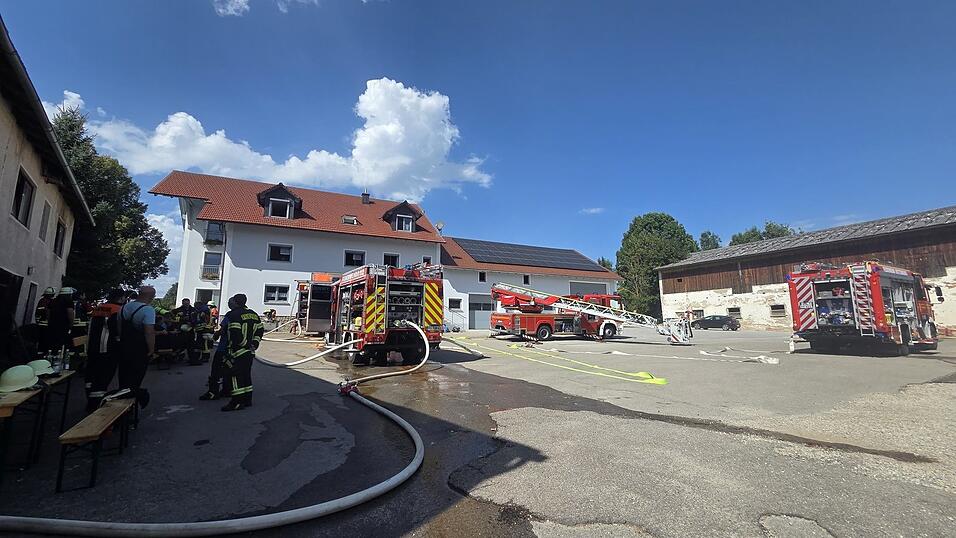 Ein brennender Batteriespeicher löste einen Feuerwehreinsatz in Unterbuch aus. Ein brennender Batteriespeicher löste einen Feuerwehreinsatz in Unterbuch aus.