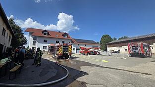 Ein brennender Batteriespeicher löste einen Feuerwehreinsatz in Unterbuch aus. Ein brennender Batteriespeicher löste einen Feuerwehreinsatz in Unterbuch aus.