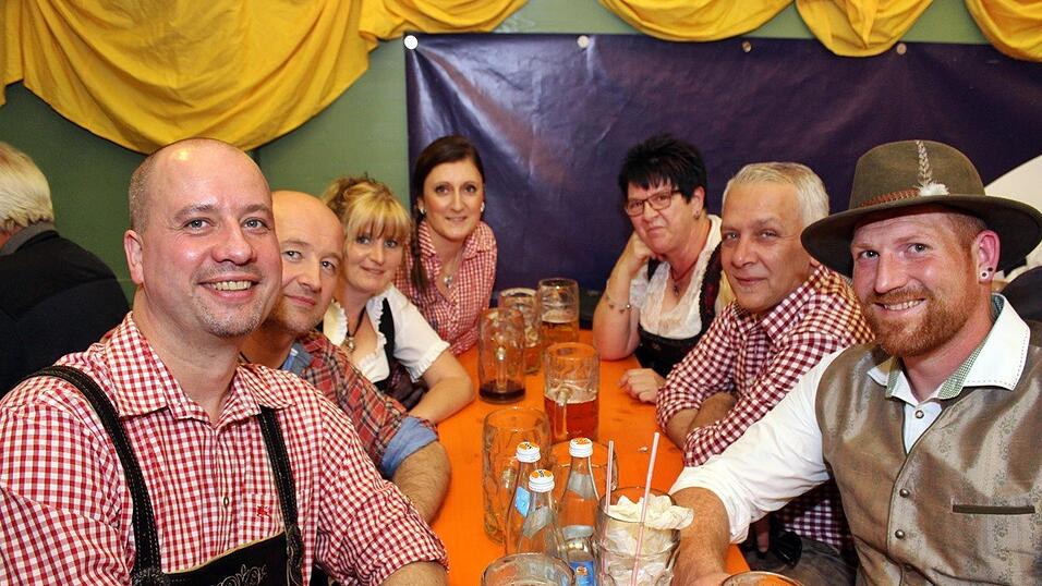 Die Fr&uuml;hjahrsdult 2017 in Landshut neigt sich dem Ende entgegen. Grund genug, noch einmal richtig in den Bierzelten zu feiern - abgerundet vom traditionellen Feuerwerk.
