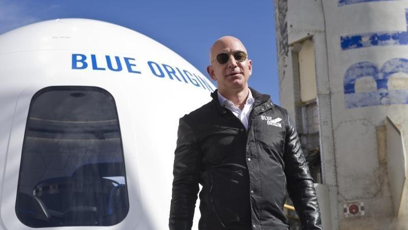 Der Milliard&auml;r Jeff Bezos steht vor einer Weltraumkapsel auf dem Space Symposium in Colorado Springs (Archivbild).