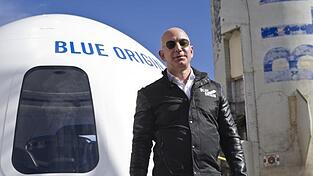 Der Milliard&auml;r Jeff Bezos steht vor einer Weltraumkapsel auf dem Space Symposium in Colorado Springs (Archivbild).
