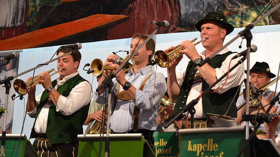 Es herrschte eine gute Atmosphäre im Zelt 7 beim Auftritt der Kapelle Josef Menzl. (Foto: Fabian Roßmann) Es herrschte eine gute Atmosphäre im Zelt 7 beim Auftritt der Kapelle Josef Menzl. (Foto: Fabian Roßmann)