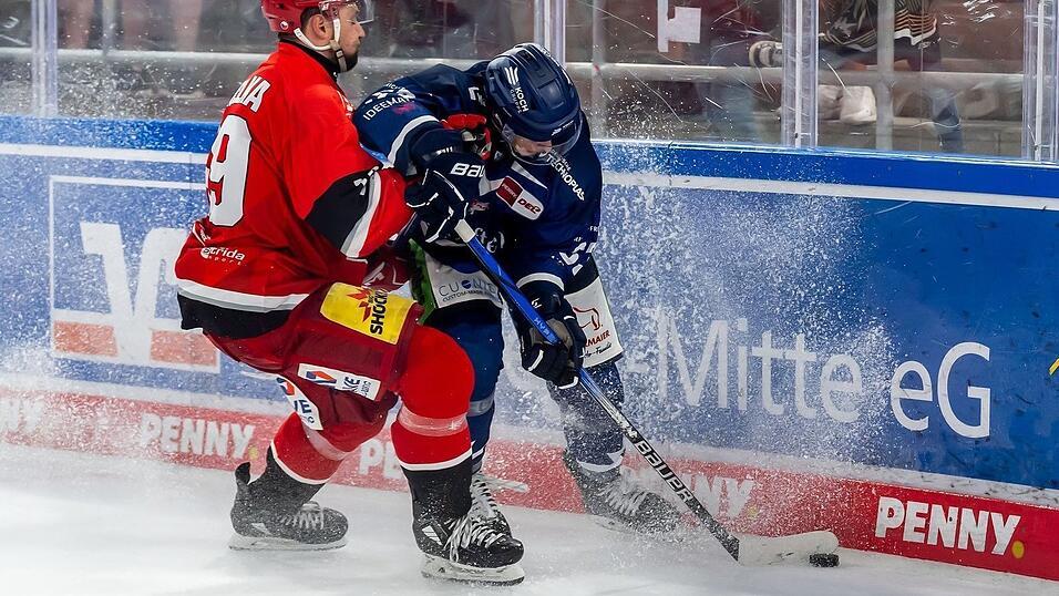 Ende August 2024 duellierten sich Danjo Leonhardt und die Tigers mit Hradec Kralove (links Verteidiger Petr Kalina) im Eisstadion am Pulverturm. Damals unterlag Straubing mit 1:2. Ende August 2024 duellierten sich Danjo Leonhardt und die Tigers mit Hradec Kralove (links Verteidiger Petr Kalina) im Eisstadion am Pulverturm. Damals unterlag Straubing mit 1:2.