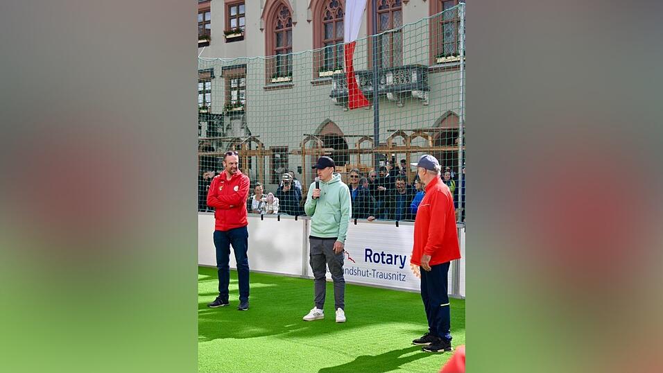 Tobias Schweinsteiger (Mitte) eröffnete den vierten Rotary Landshut-Trausnitz-Cup in der Fußgängerzone. Tobias Schweinsteiger (Mitte) eröffnete den vierten Rotary Landshut-Trausnitz-Cup in der Fußgängerzone.
