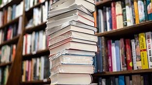 Was sind die preisverdächtigsten Romane des Jahres? Die Shortlist für den Deutschen Buchpreis steht. (Symbolbild)