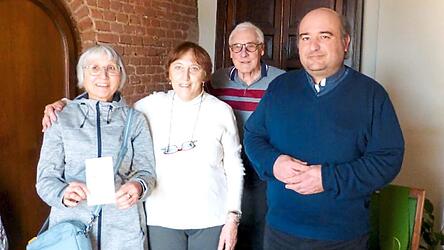 Rosemarie (links) und Bernd Badeda (Zweiter von rechts) mit der Pfarrsekretärin und Pfarrer der Martinskirche in San Martino.