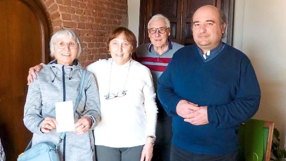 Rosemarie (links) und Bernd Badeda (Zweiter von rechts) mit der Pfarrsekretärin und Pfarrer der Martinskirche in San Martino. Rosemarie (links) und Bernd Badeda (Zweiter von rechts) mit der Pfarrsekretärin und Pfarrer der Martinskirche in San Martino.