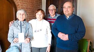 Rosemarie (links) und Bernd Badeda (Zweiter von rechts) mit der Pfarrsekretärin und Pfarrer der Martinskirche in San Martino.