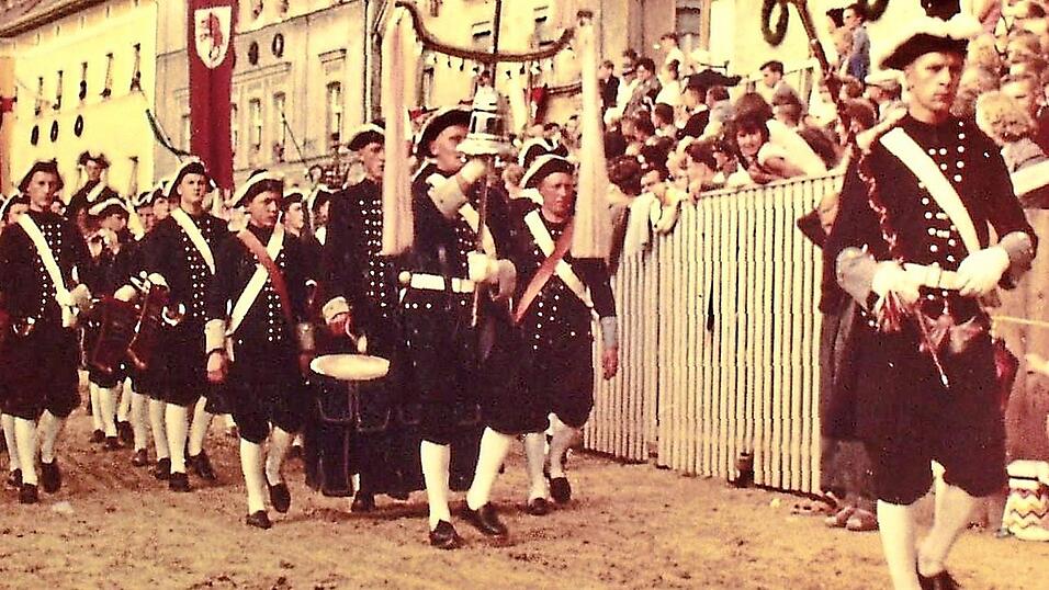 Der Spielmannszug „Grenzfähnlein“ beim Aufmarsch vor die Drachenstich-Bühne in den 1960er Jahren . Dem bereits verstorbenen Johann Kachelmeier ist es zu verdanken, dass der Wettbewerb der Musikzüge ins Leben gerufen wurde. Der Spielmannszug „Grenzfähnlein“ beim Aufmarsch vor die Drachenstich-Bühne in den 1960er Jahren . Dem bereits verstorbenen Johann Kachelmeier ist es zu verdanken, dass der Wettbewerb der Musikzüge ins Leben gerufen wurde.