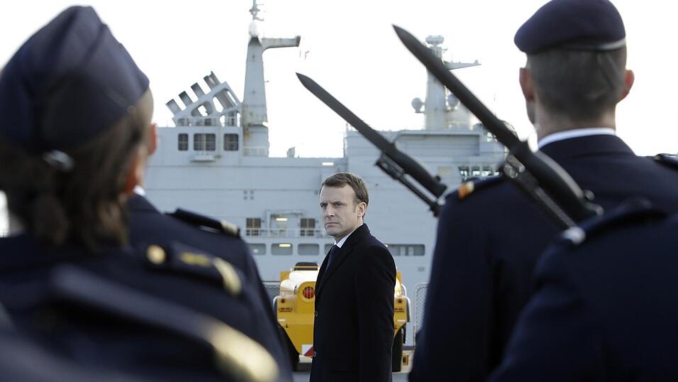 Emmanuel Macron wird 2018 bei seiner Ankunft auf der Marinebasis in Toulon von einer Ehrenformation begrüßt. Um die französischen Streitkräfte einsatzbereit zu machen, kündigt der französische Präsident eine Erhöhung des Militärbudget um 40 Prozent an. Emmanuel Macron wird 2018 bei seiner Ankunft auf der Marinebasis in Toulon von einer Ehrenformation begrüßt. Um die französischen Streitkräfte einsatzbereit zu machen, kündigt der französische Präsident eine Erhöhung des Militärbudget um 40 Prozent an.
