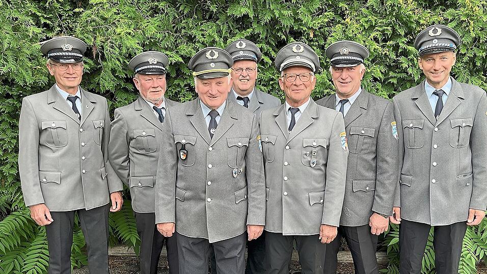 Die Vorstandschaft der KSK Holzhausen mit Vorsitzendem Konrad Moser und seinem Stellvertreter Erich Eberl (vorne von links) und mit Beisitzer Georg Eberl, Fahnenbegleiter Rupert Thalhammer, Schriftf&uuml;hrer Konrad Eberl, Kassier Josef Neudecker und Beisitzer Robert Hofstetter (hinten von links).