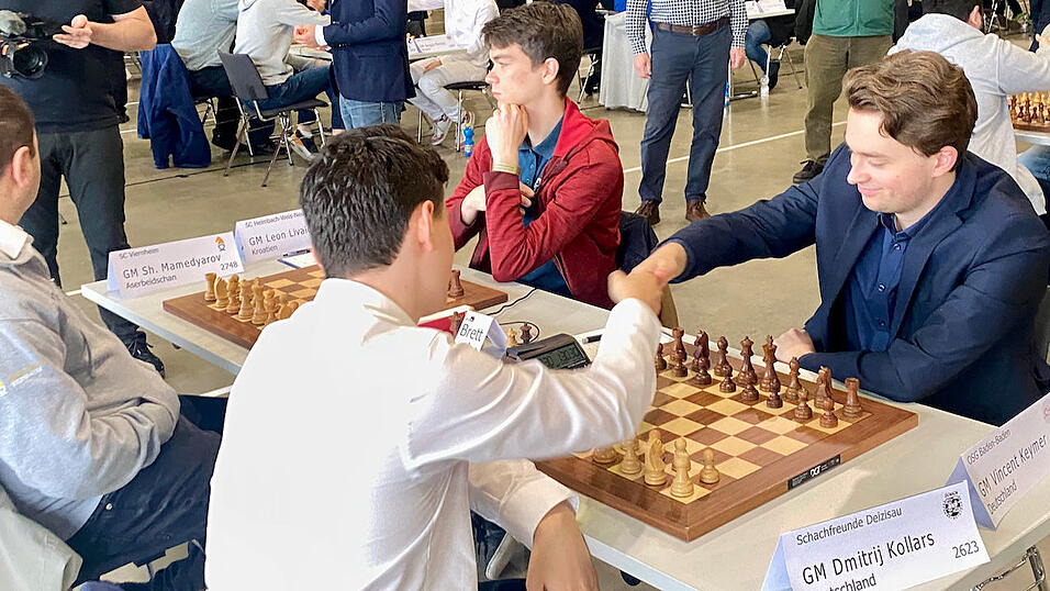Los geht's: Handschlag zwischen Vincent Keymer (rechts) und&nbsp;Dmitrij Kollars.