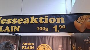 Auf einem großen Banner wurde mit Käse für 1,90 Euro je 100 Gramm geworben. Auf den Käselaiben gab es unscheinbare kleine Preisschilder, berichten Passanten, die ganz andere Dimensionen vermittelten.