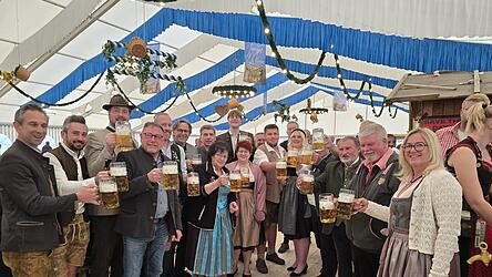 Die Prominenz beim ersten Prosit nach dem Anzapfen. - Die Kapelle &bdquo;d&lsquo;Rieder&ldquo;sorgte am Donnerstagabend f&uuml;r gute Stimmung beim Gerzener Volksfest.