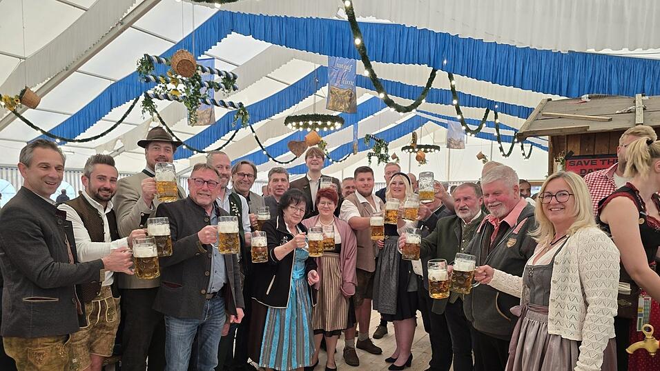 Die Prominenz beim ersten Prosit nach dem Anzapfen. - Die Kapelle &bdquo;d&lsquo;Rieder&ldquo;sorgte am Donnerstagabend f&uuml;r gute Stimmung beim Gerzener Volksfest.