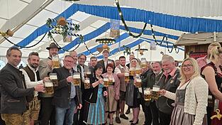 Die Prominenz beim ersten Prosit nach dem Anzapfen. - Die Kapelle &bdquo;d&lsquo;Rieder&ldquo;sorgte am Donnerstagabend f&uuml;r gute Stimmung beim Gerzener Volksfest.