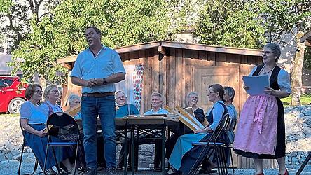 Stellvertretender ILE-Vorsitzender, K&uuml;nzings B&uuml;rgermeister Siegfried Lobmeier und die Theatervereinsvorsitzende Evelyn Rauch bei ihren Gru&szlig;worten.