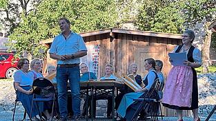 Stellvertretender ILE-Vorsitzender, Künzings Bürgermeister Siegfried Lobmeier und die Theatervereinsvorsitzende Evelyn Rauch bei ihren Grußworten. Stellvertretender ILE-Vorsitzender, Künzings Bürgermeister Siegfried Lobmeier und die Theatervereinsvorsitzende Evelyn Rauch bei ihren Grußworten.