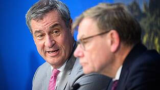 CSU-Chef Söder (links) und Außenminister Johann Wadephul (CDU) sind überzeugt von einer Fortsetzung der Kanzlerschaft von Friedrich Merz. CSU-Chef Söder (links) und Außenminister Johann Wadephul (CDU) sind überzeugt von einer Fortsetzung der Kanzlerschaft von Friedrich Merz.