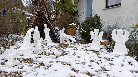 Die Weihnachtsszenerie der Künstlerin Maria Thurner ist besonders mit Beleuchtung und bei Dunkelheit mehr als ein Hingucker. Die junge Künstlerin Maya Ali hat die halbmetergroßen Engel neu dazu kombiniert (rechts).