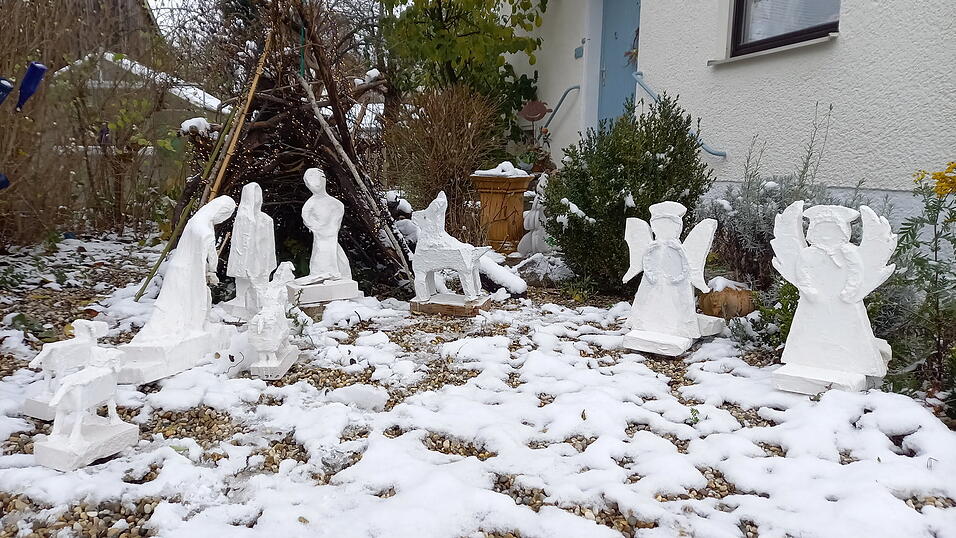 Die Weihnachtsszenerie der K&uuml;nstlerin Maria Thurner ist besonders mit Beleuchtung und bei Dunkelheit mehr als ein Hingucker. Die junge K&uuml;nstlerin Maya Ali hat die halbmetergro&szlig;en Engel neu dazu kombiniert (rechts).