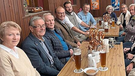 Die Gründungsmitglieder trafen sich zusammen mit der aktuellen Vereinsführung zu einem Weißwurstessen im Gasthaus „Stangerl“, um das 25-jährige Jubiläum in kleinem Rahmen zu begehen - an dem Ort, wo der Förderverein gegründet wurde.