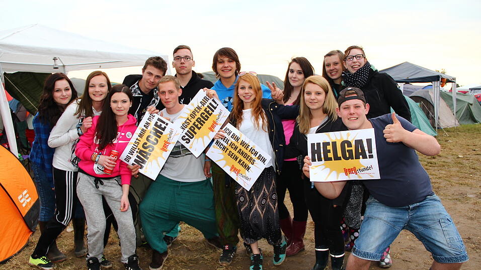 Die Besucher des Pfingst-Open-Airs in Salching sind schon in Feierlaune, aufgenommen von David Voltz am Freitag.