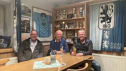 Günther Sykora, Eduard Schwimmbeck und Franz Huber (von links) sind das Führungstrio des 1860-Fanclubs Frauenbiburg.