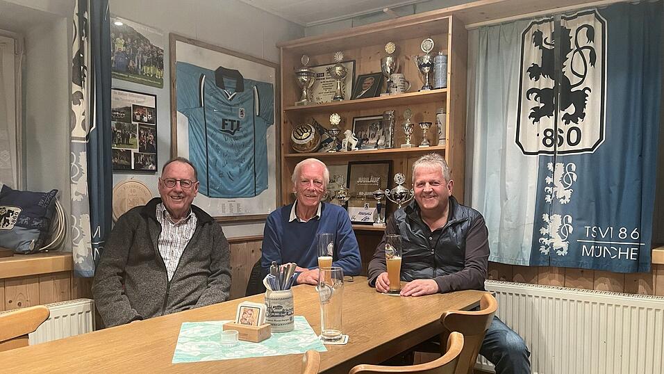 Günther Sykora, Eduard Schwimmbeck und Franz Huber (von links) sind das Führungstrio des 1860-Fanclubs Frauenbiburg. Günther Sykora, Eduard Schwimmbeck und Franz Huber (von links) sind das Führungstrio des 1860-Fanclubs Frauenbiburg.