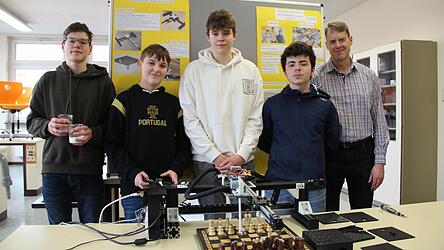 Freuen sich auf den Regionalentscheid von &bdquo;Jugend forscht&ldquo; Anfang M&auml;rz in Passau: Sebastian Hauer (v.l.) Tobias Friedl, Jonas B&ouml;ttcher, Robin Thallinger und MINT-Beauftragter Matthias Hanauer.&nbsp;