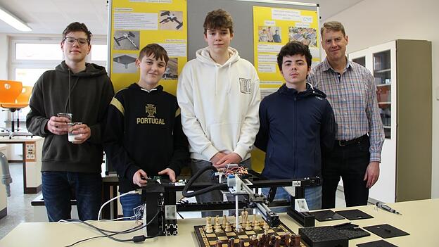 Freuen sich auf den Regionalentscheid von „Jugend forscht“ Anfang März in Passau: Sebastian Hauer (v.l.) Tobias Friedl, Jonas Böttcher, Robin Thallinger und MINT-Beauftragter Matthias Hanauer. Freuen sich auf den Regionalentscheid von „Jugend forscht“ Anfang März in Passau: Sebastian Hauer (v.l.) Tobias Friedl, Jonas Böttcher, Robin Thallinger und MINT-Beauftragter Matthias Hanauer.