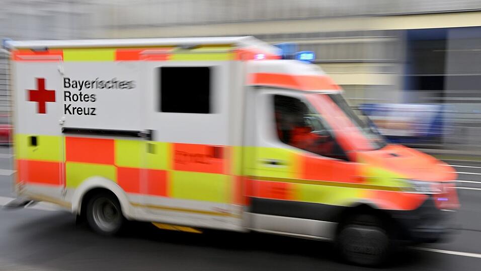 Sanit&auml;ter bringen den schwer verletzten Rollerfahrer in eine Klinik. (Symbolbild)