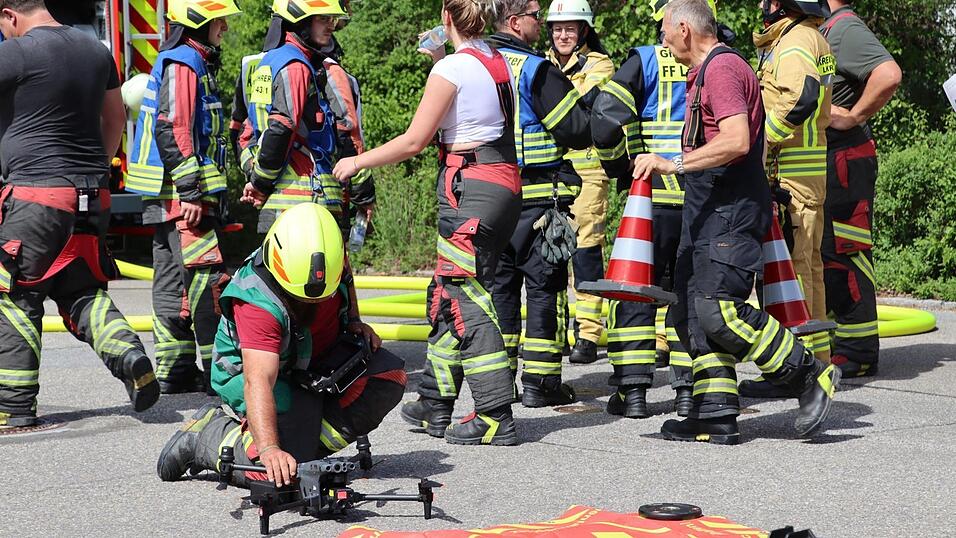 Auch eine Drohne kam zum Einsatz. Auch eine Drohne kam zum Einsatz.