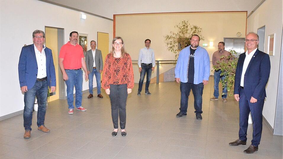 Diesen sieben neuen Gemeinderäten Christian Grundner sen., Wolfgang Biederer, Franz Bachmeier, Sabine Lex, Dr. Robert Leinfelder, Christoph Lehner und Michael Lück nahm Bürgermeister Robert Spindler den Amtseid ab, von links. Diesen sieben neuen Gemeinderäten Christian Grundner sen., Wolfgang Biederer, Franz Bachmeier, Sabine Lex, Dr. Robert Leinfelder, Christoph Lehner und Michael Lück nahm Bürgermeister Robert Spindler den Amtseid ab, von links.