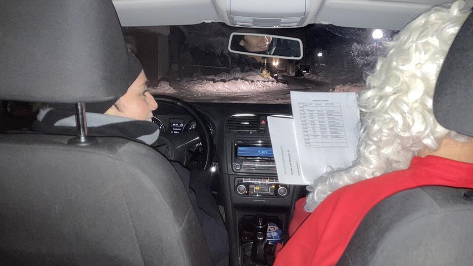 'Rentier' Katharina Daffner (l.) und Nikolaus Ludwig Thoma junior fahren heuer 25 Adressen in der Gemeinde W&ouml;rth ab.