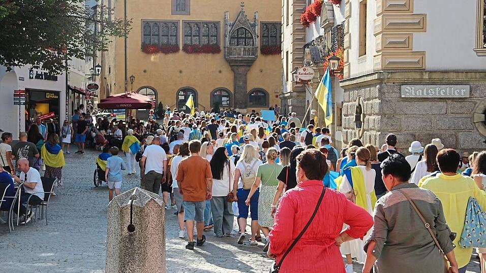 Die Polizei schätzte, dass in der Spitze bis zu 350 Teilnehmerinnen und Teilnehmer an der Demonstration teilnahmen. Die Polizei schätzte, dass in der Spitze bis zu 350 Teilnehmerinnen und Teilnehmer an der Demonstration teilnahmen.